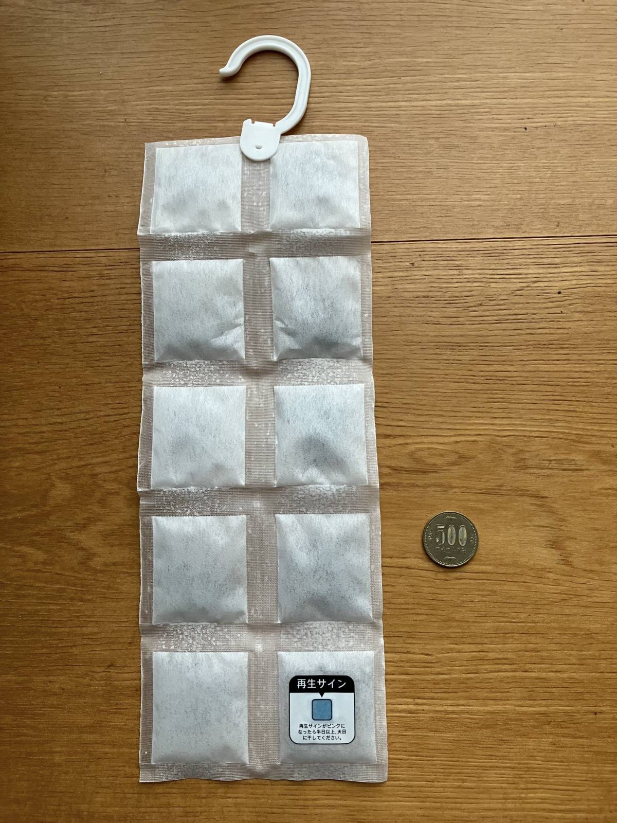 ダイソーのくり返し使える除湿シート(クローゼット・洋服タンス用、1枚)