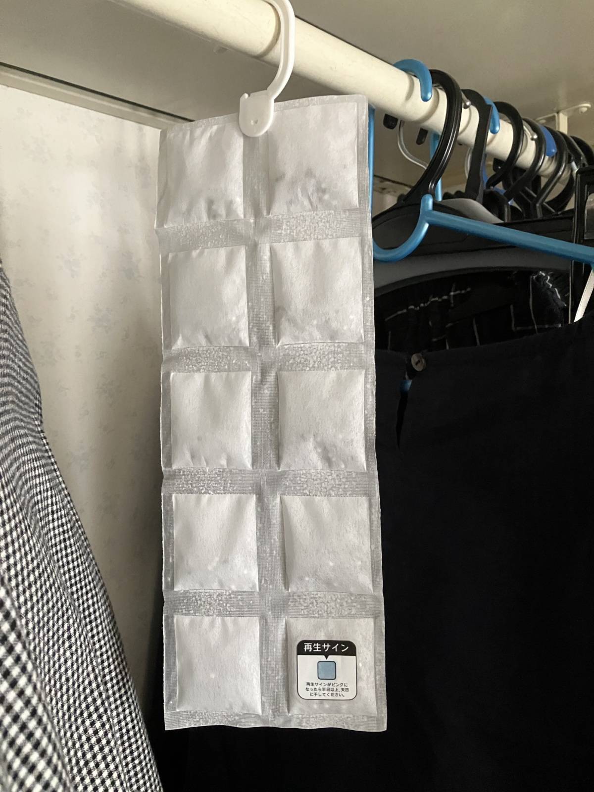 ダイソーのくり返し使える除湿シート(クローゼット・洋服タンス用、1枚)