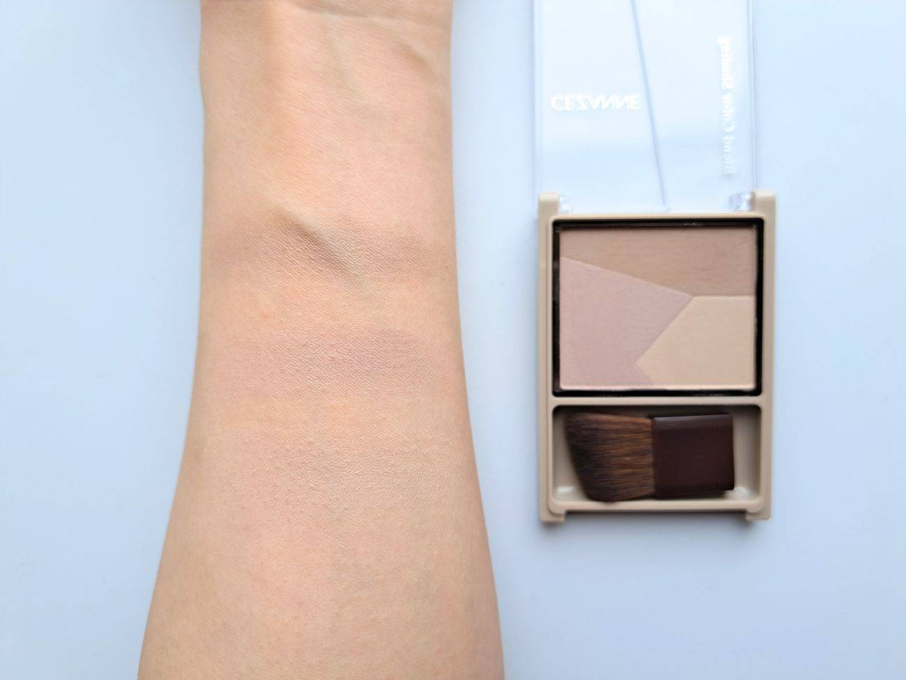 CEZANNE(セザンヌ) ブレンドカラーシェーディング 02クールトーンの手元スウォッチ