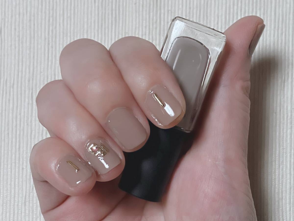 NAILHOLIC ネイルホリック つめ用ファンデ+ GY031F ネイルカラー マニキュア 塗布後 本体 筆者手