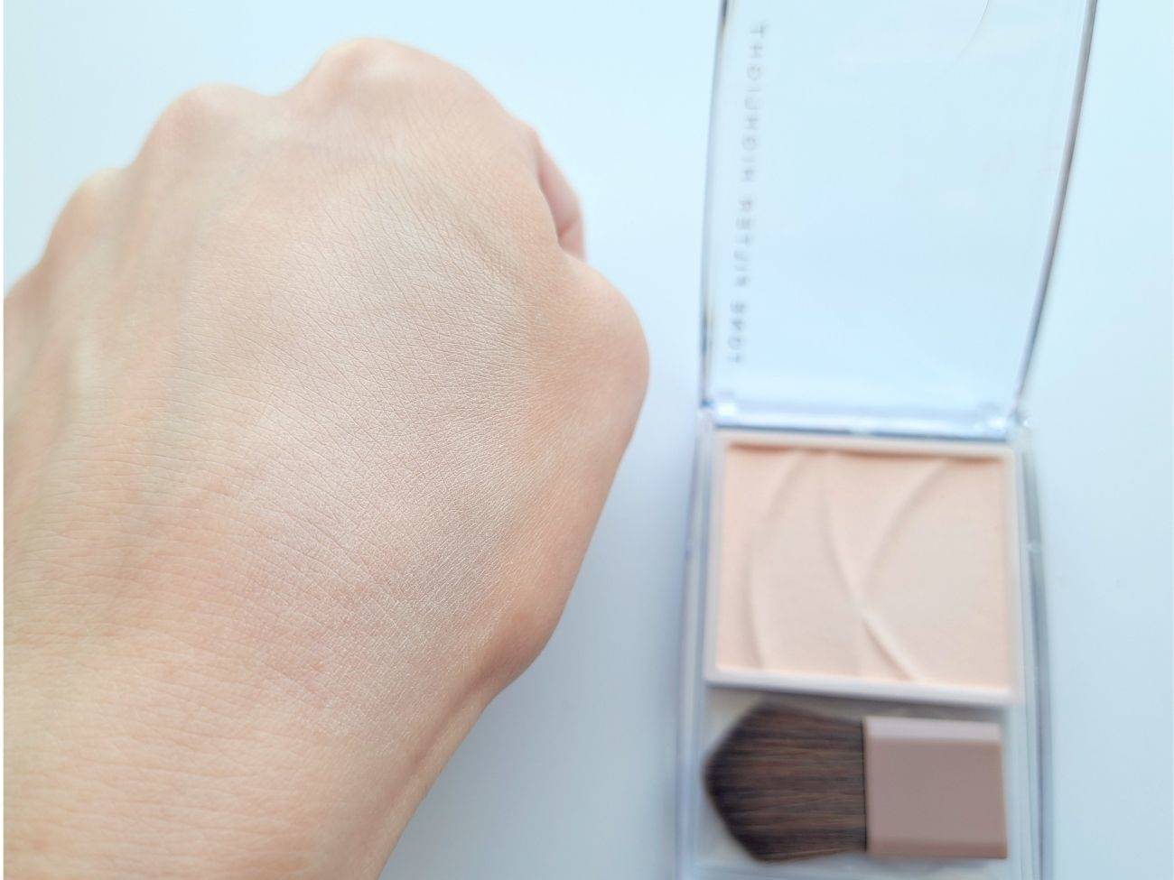 CEZANNE (セザンヌ) トーンフィルターハイライト 01 フィルターベージュの手元スウォッチ