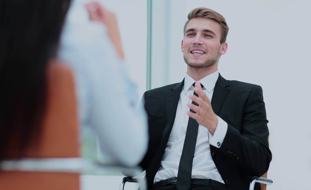 同僚と和やかに話す男性