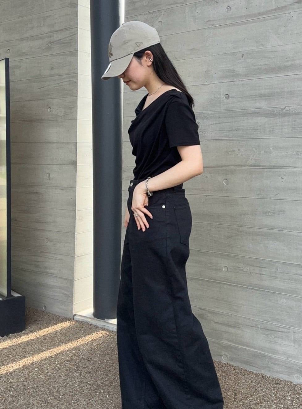 キャップとオフショルトップス