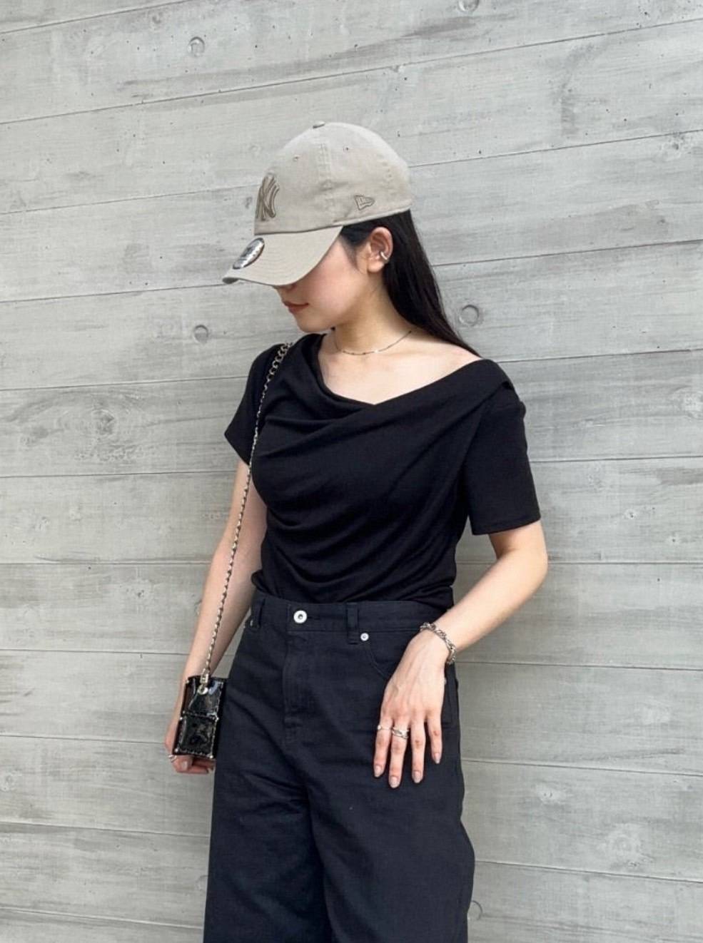 キャップとオフショルトップス