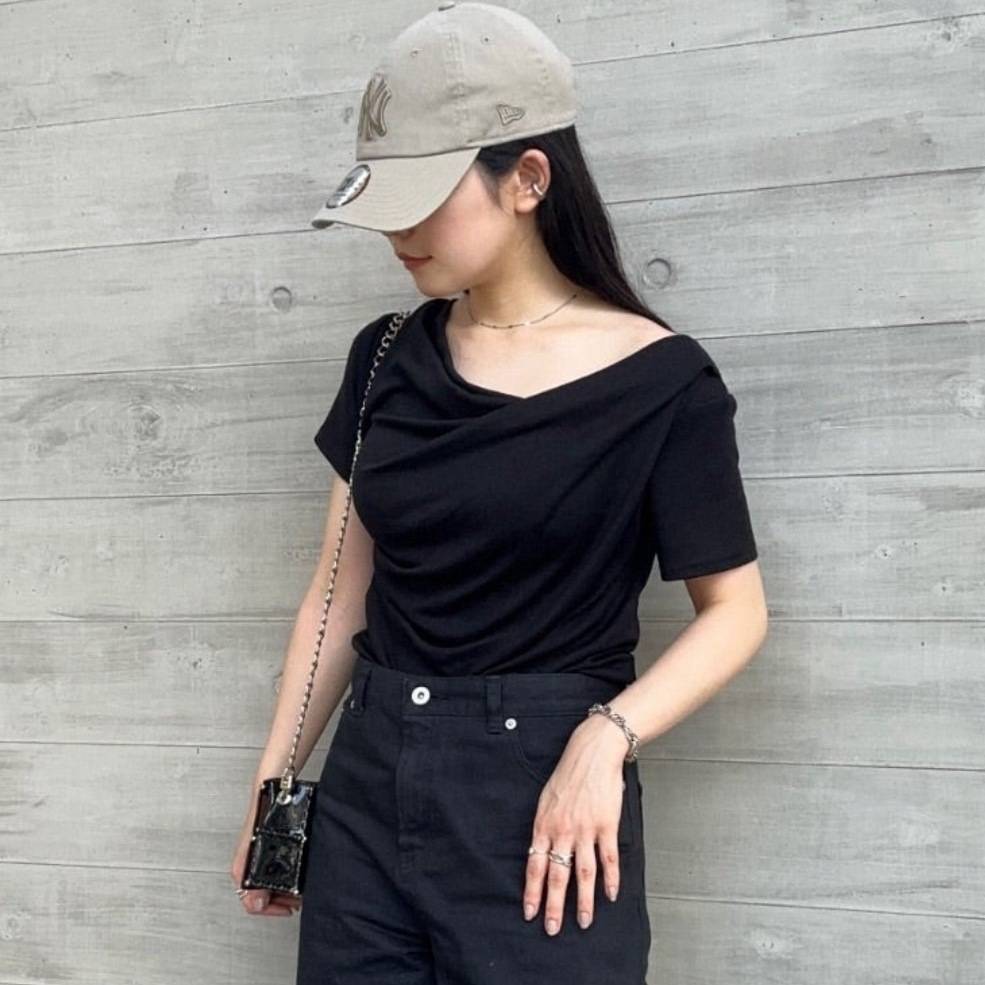 キャップとオフショルトップスコーデ