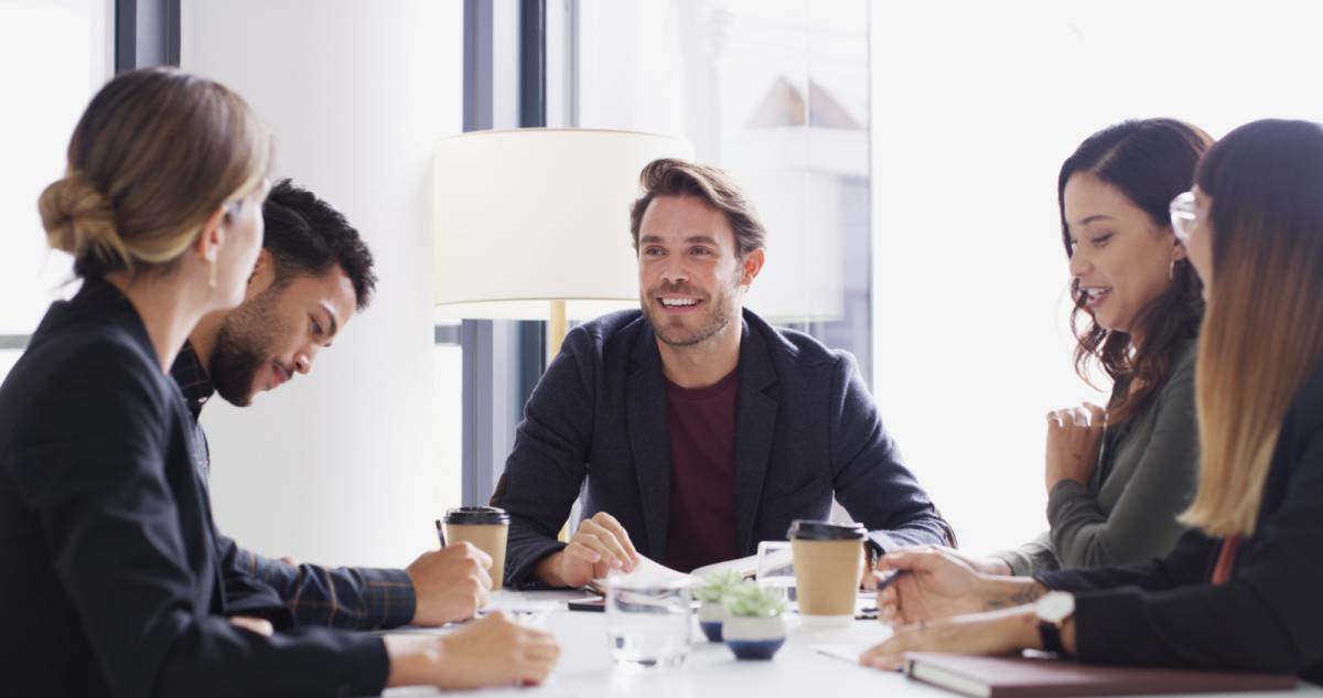 会議に笑顔で参加する男性