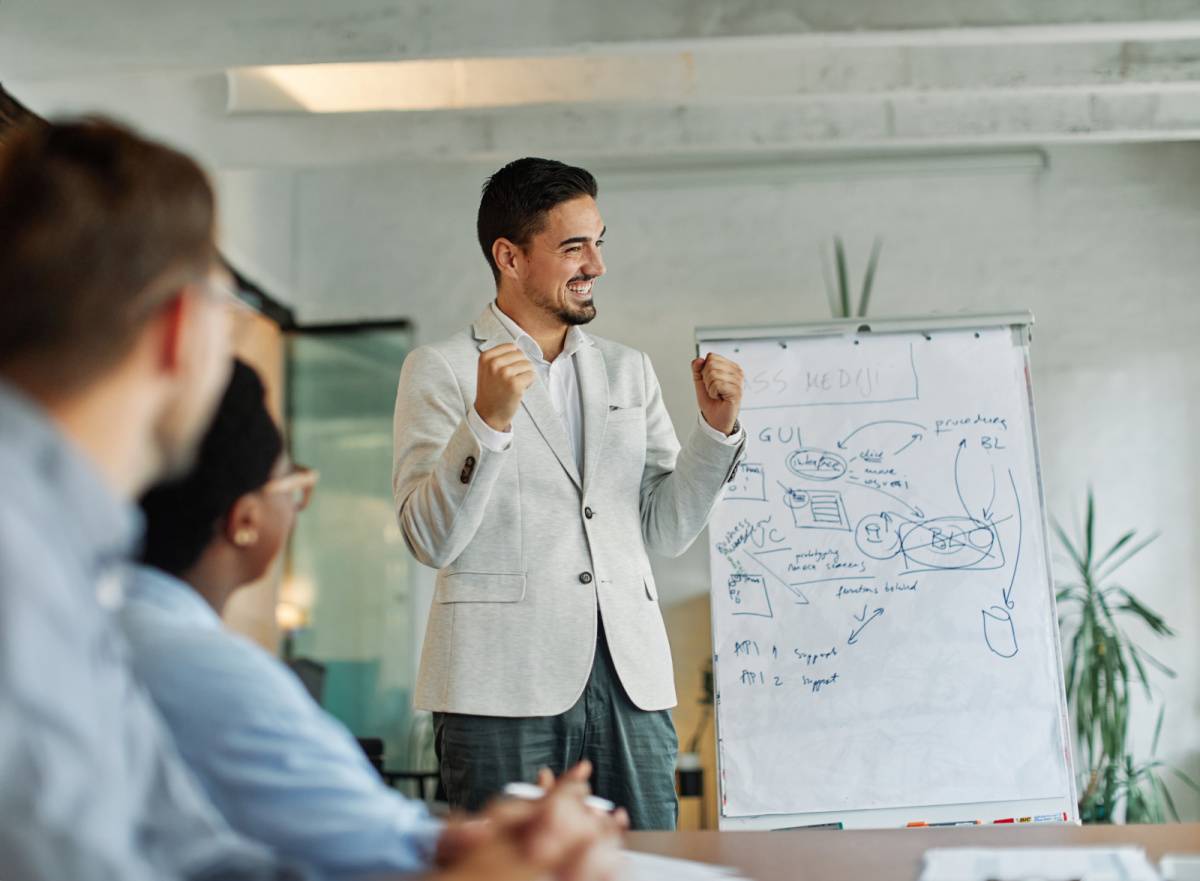 プレゼンテーションをする男性