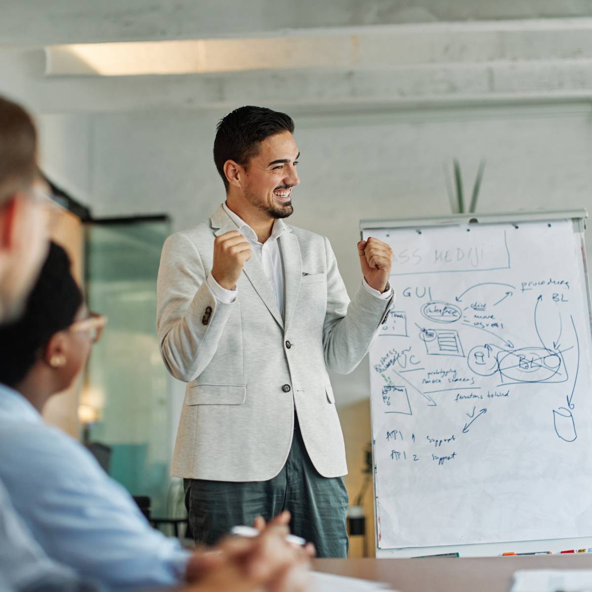 プレゼンテーションをする男性