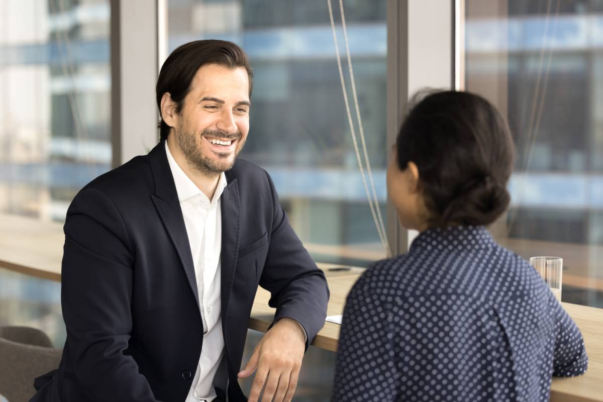 同僚と笑顔で話す男性