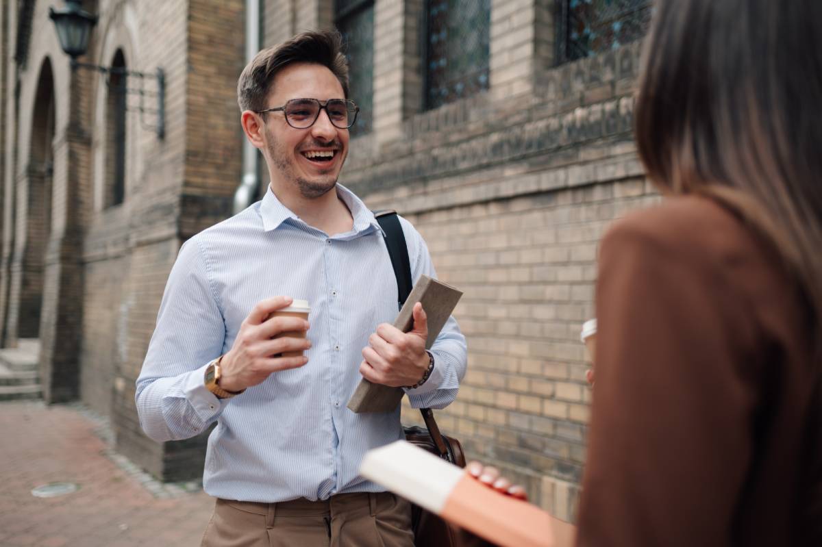 道端で女性と話す男性