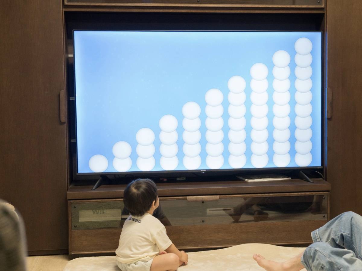 TVに釘付けの甥っ子