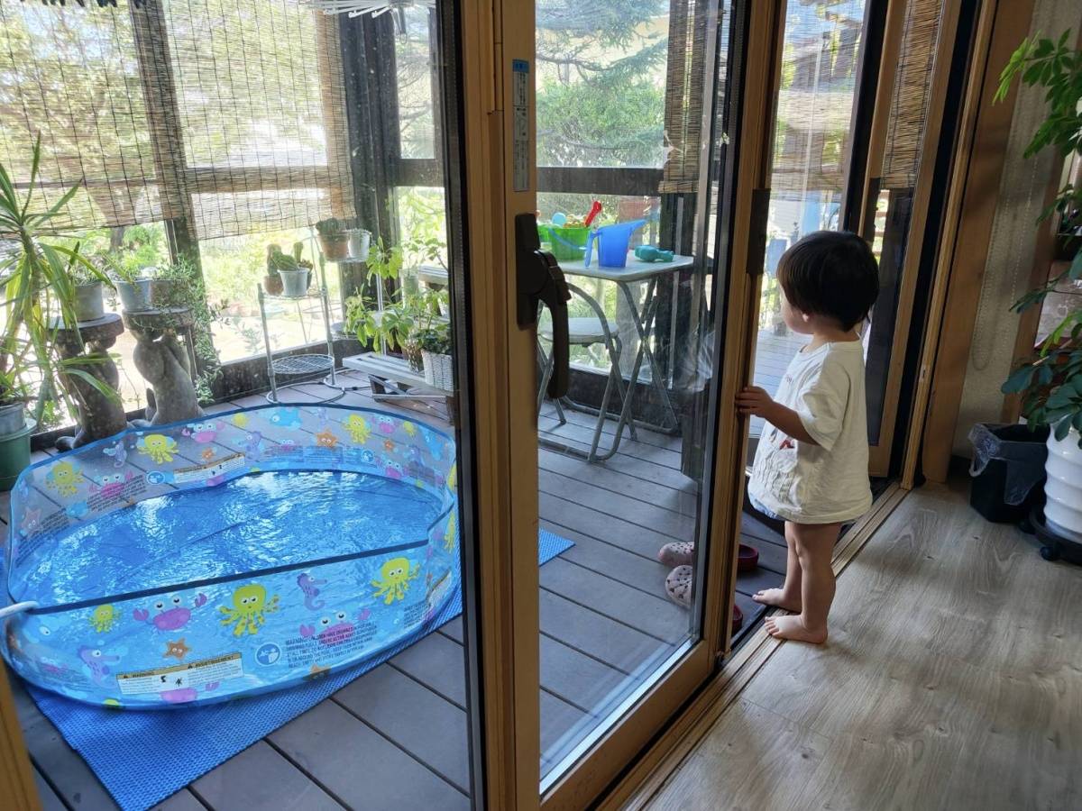 お家プールにハマっている甥っ子