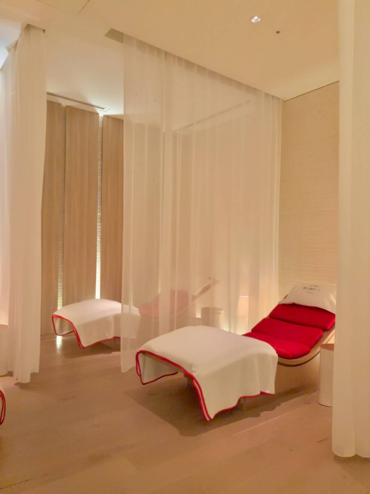 パレスホテル東京にあるエビアンスパ