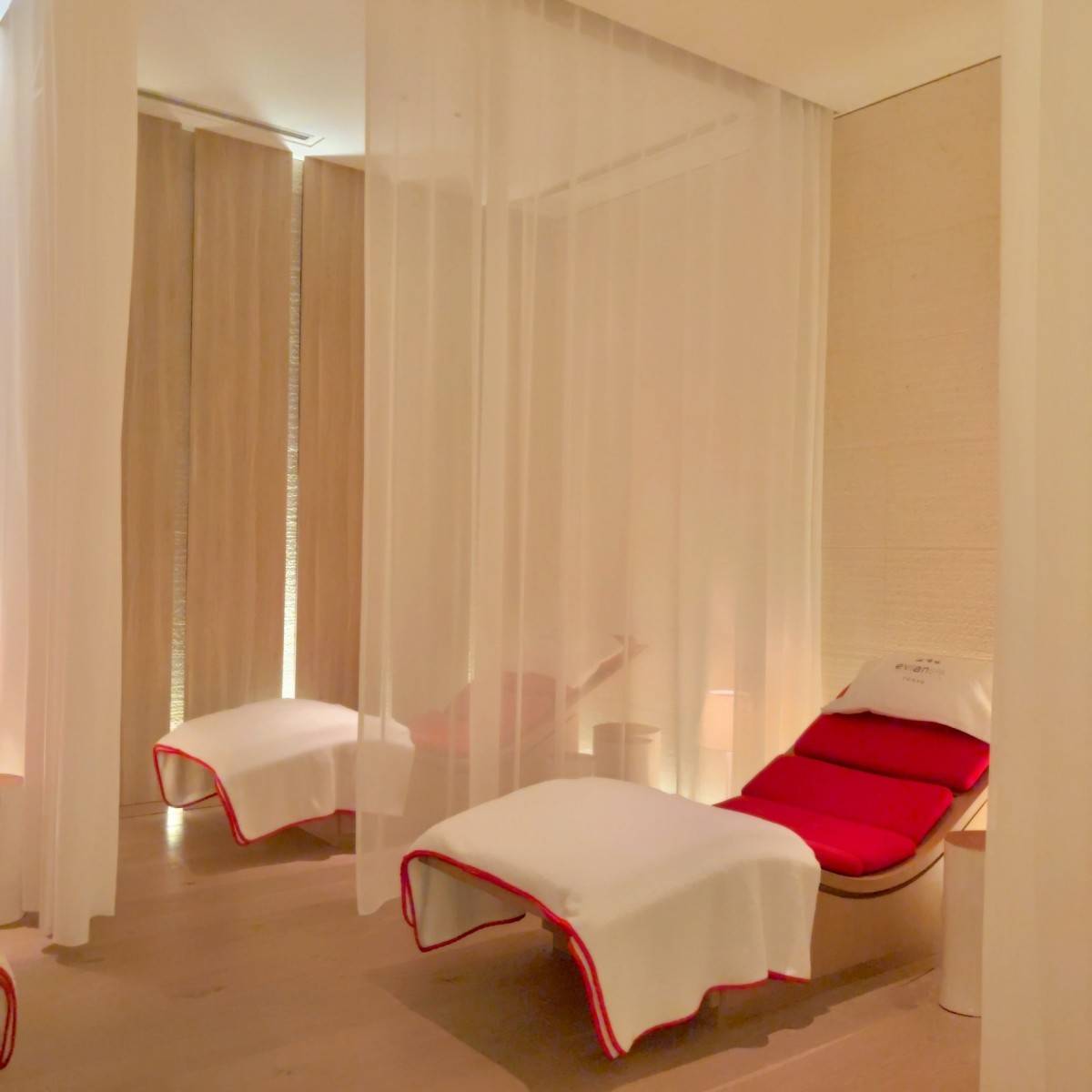 パレスホテル東京「エビアンスパ」