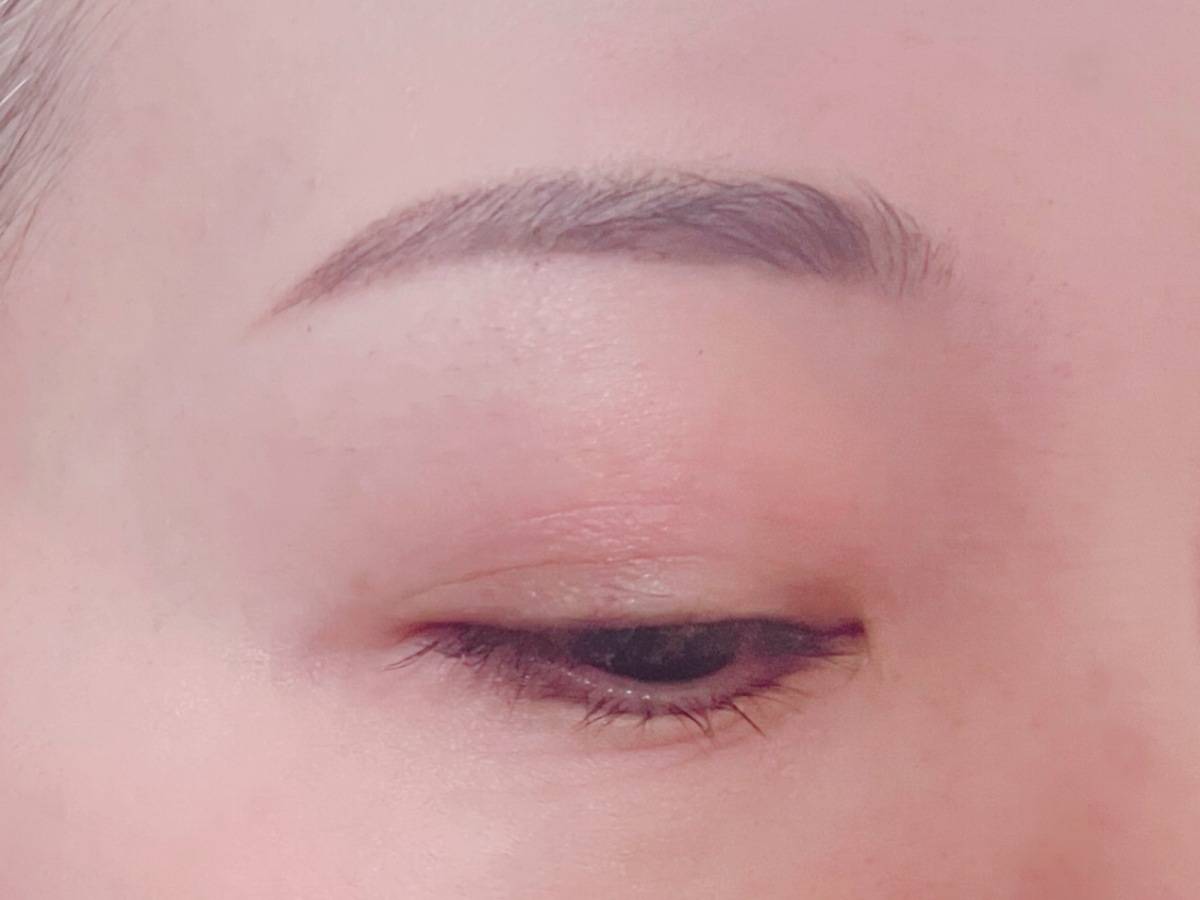 nake ネイク ニュアンスオンアイブロウ 01 ウォームブラウン 眉マスカラ アイブロウマスカラ 筆者目元 眉 ペンシルとパウダー後