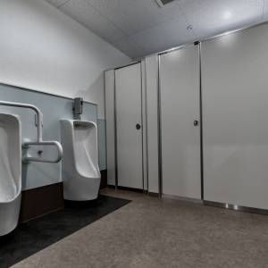 【ゾッとする怖い話】「この時間に社員なんかいないよ」深夜のトイレでの起こった恐怖体験