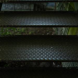 【ゾッとする怖い話】確かにそこに誰かがいる。深夜の町工場で聞こえた、来訪者の音