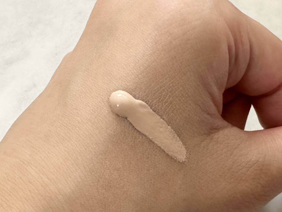 チャコット　シェイピングプライマー　001ライトベージュ　スウォッチ画像