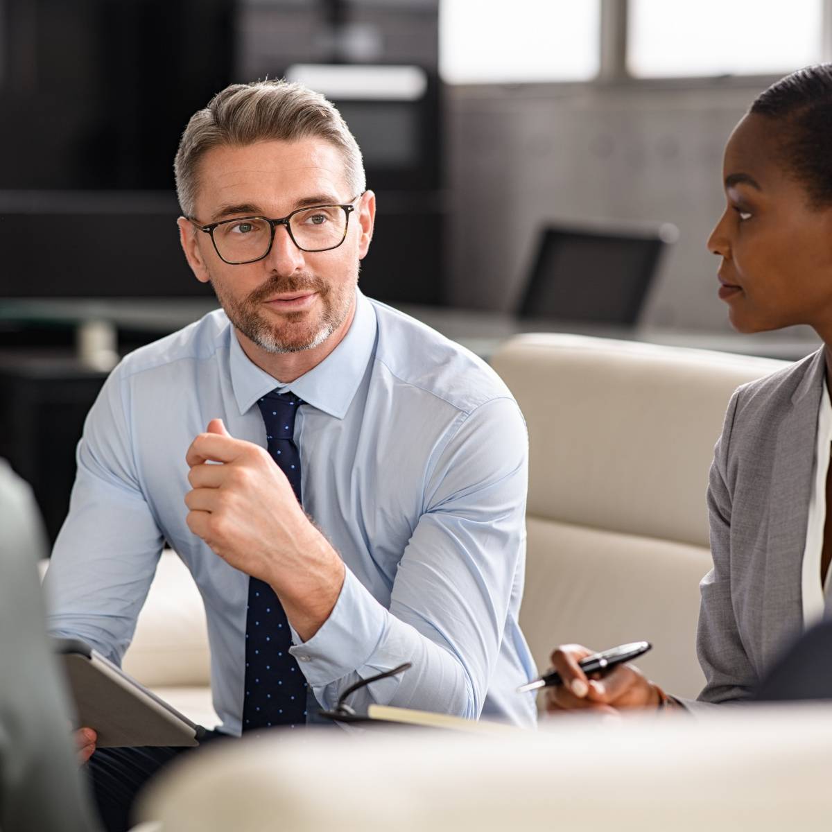 会議に参加する男性