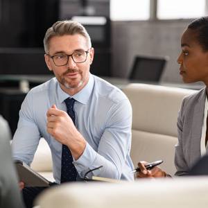  会議に参加する男性 