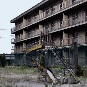 【ゾッとする怖い話】その団地の前で、夜ごと耳にする不思議な音