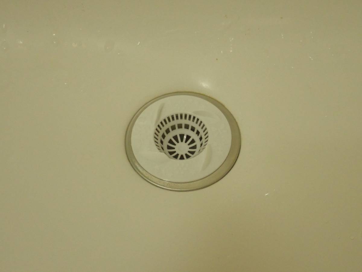 ダイソーの洗面台のくるくるゴミガード