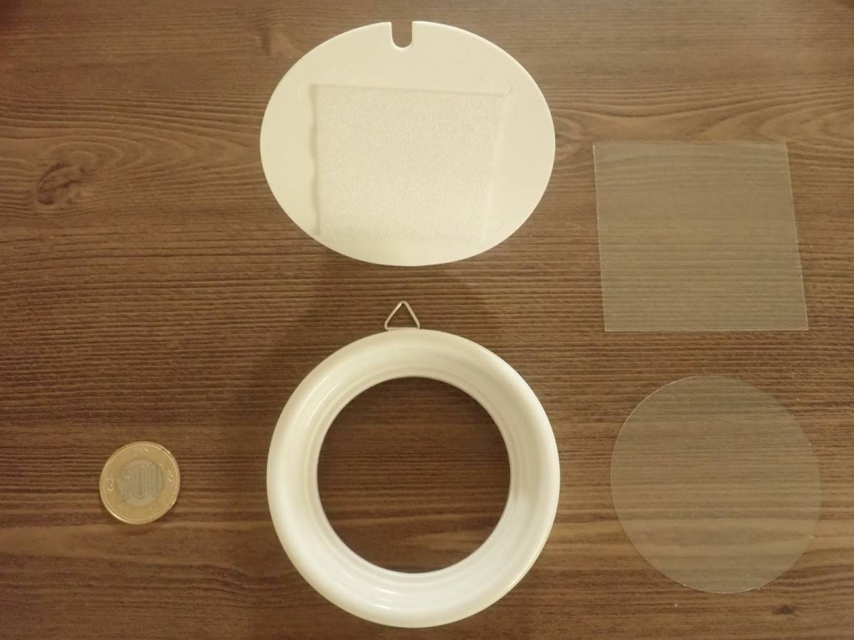 ダイソーの丸型フレーム(ホワイト、ブラック)