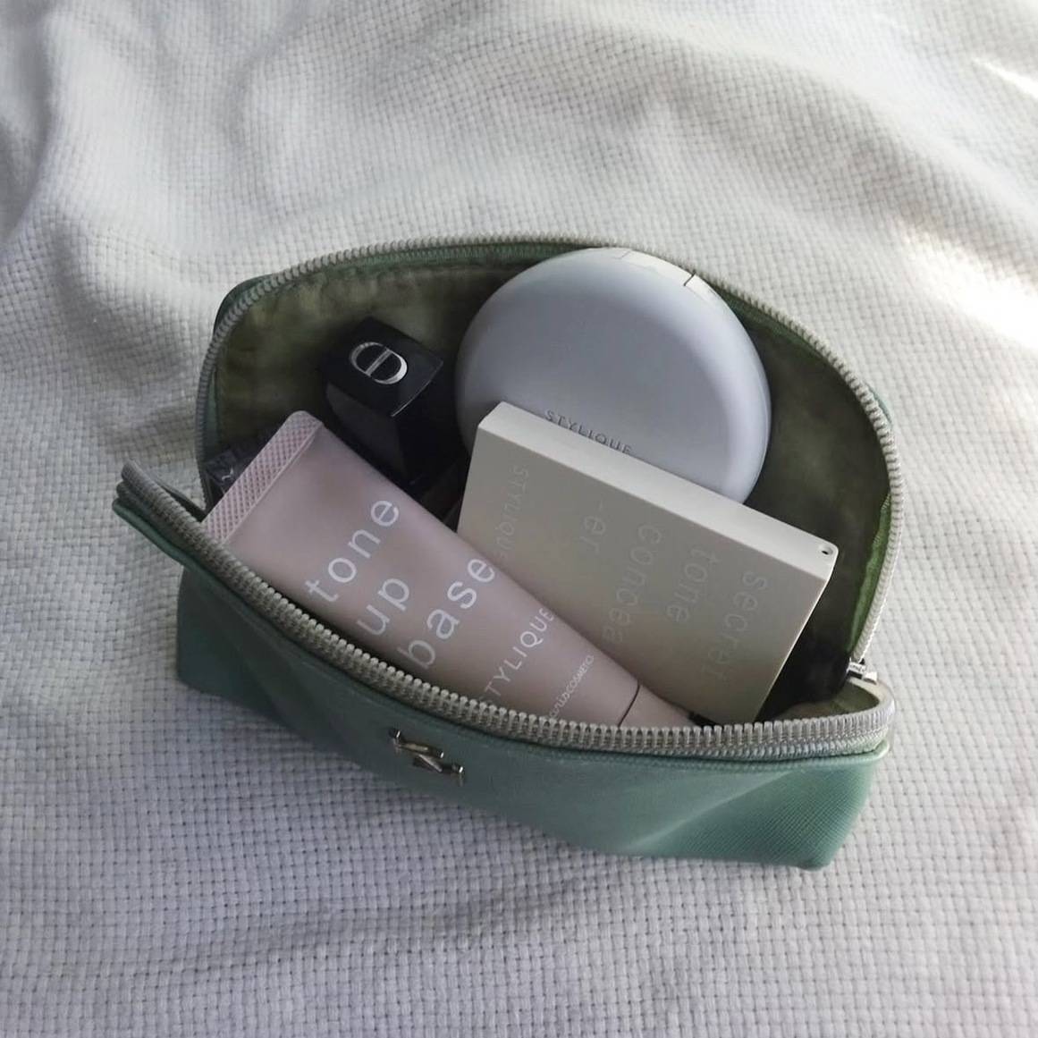 デイリーメイクに欠かせない……♪厚塗り感ゼロの「愛用アイテム」2つ