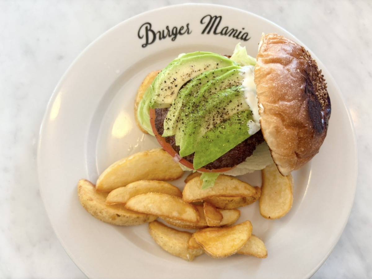 バーガーマニアのハンバーガーとフレンチフライ