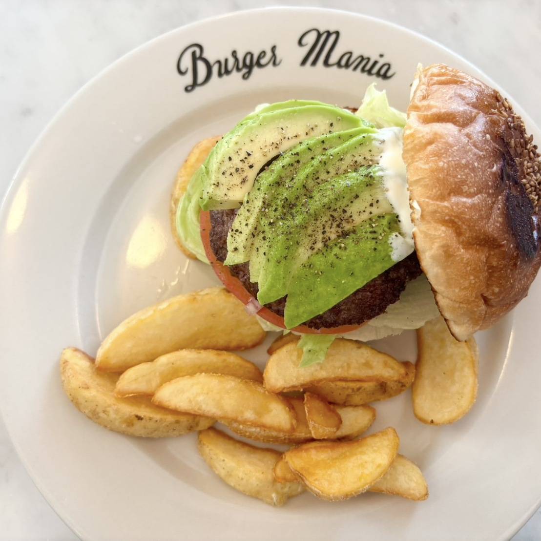 バーガーマニアのハンバーガーとフレンチフライ