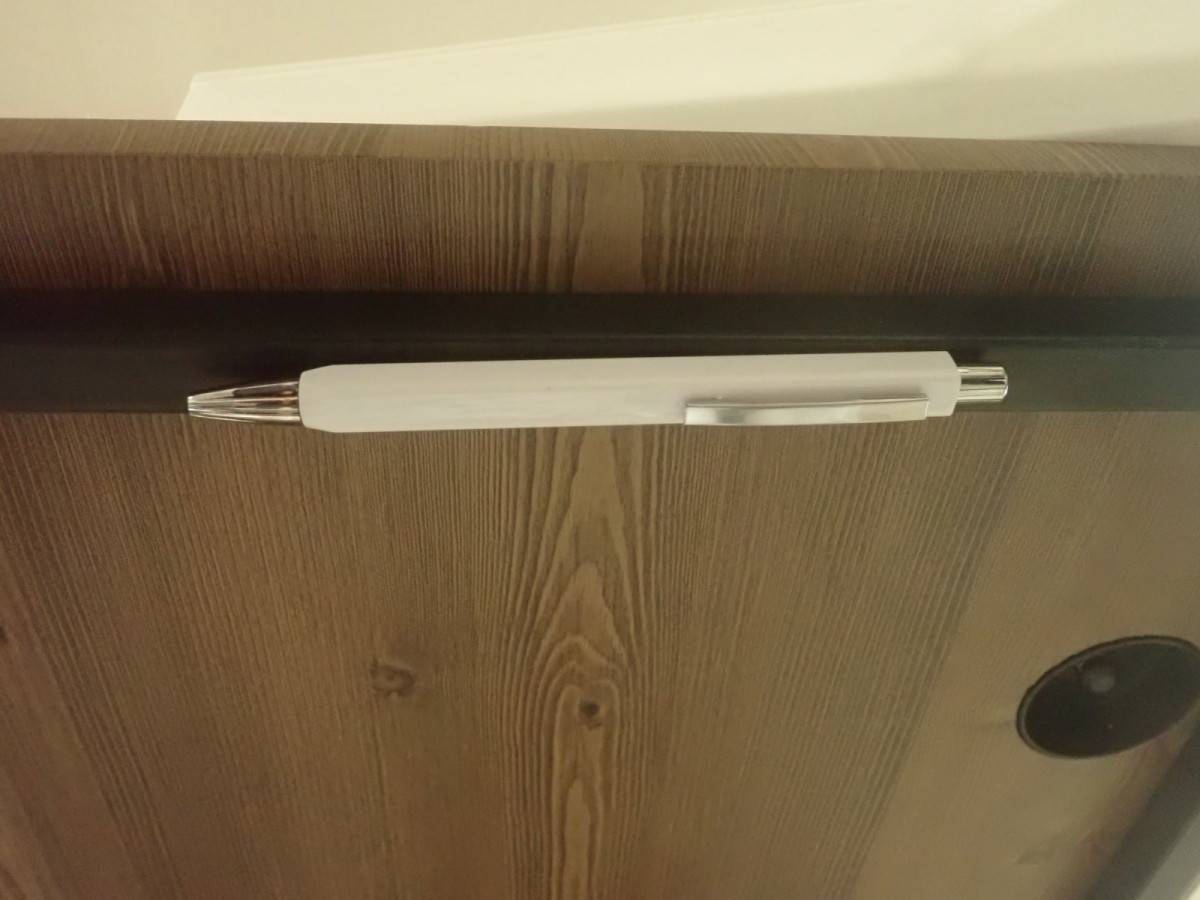 ダイソーのマグネット付きボールペン