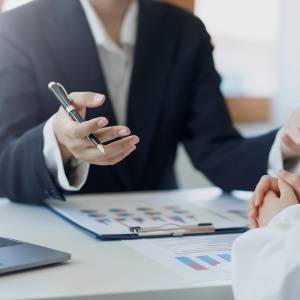 【占い師が語る】聞く人を惹きつける。「話し上手な人」が多い誕生日5つ