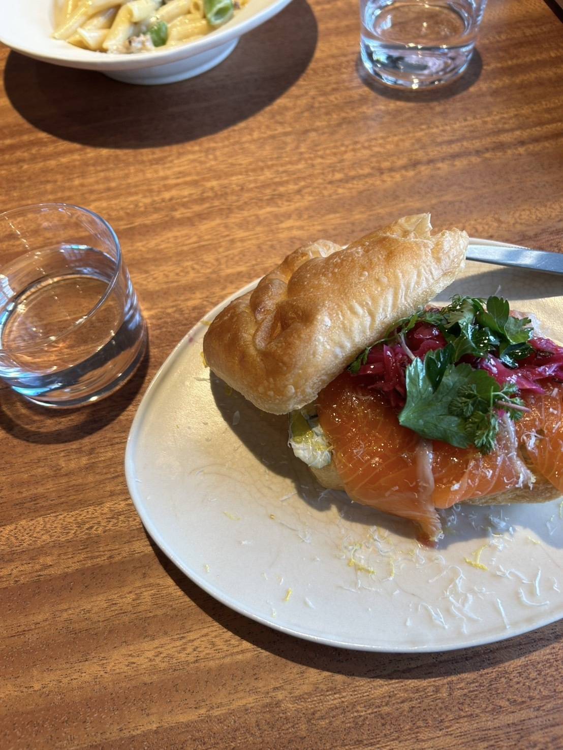 ノルウェーサーモンと胡瓜のサワークリームソース