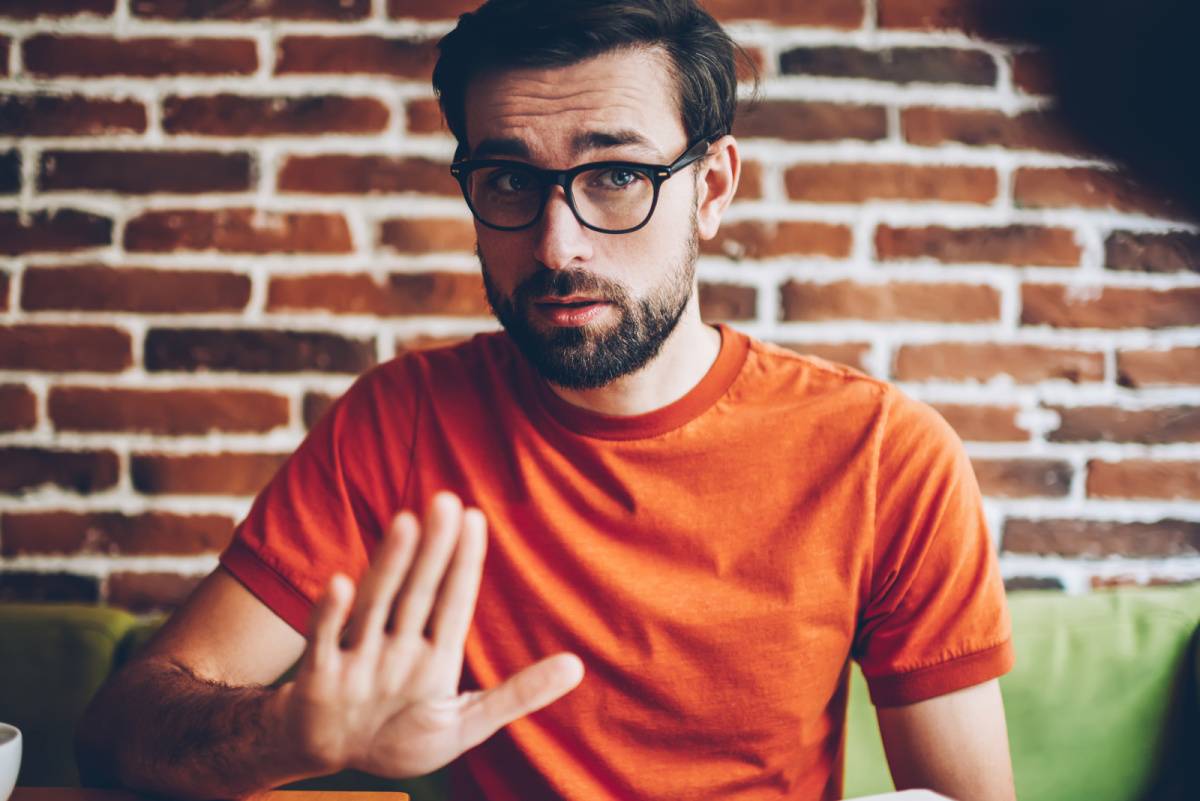 否定する素振りを見せる男性