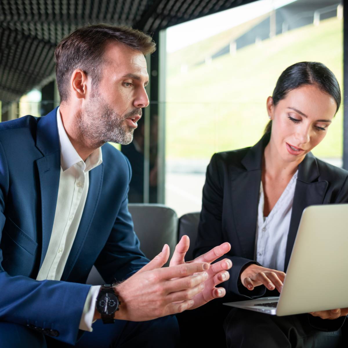 同僚と話し合う男性
