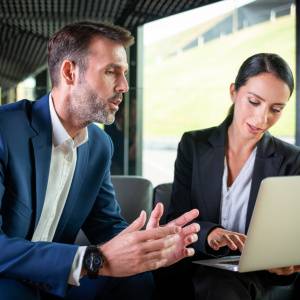  同僚と話し合う男性 