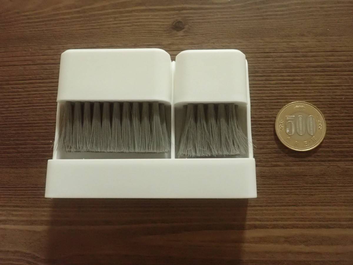 ダイソーの卓上ミニちりとりほうきセット