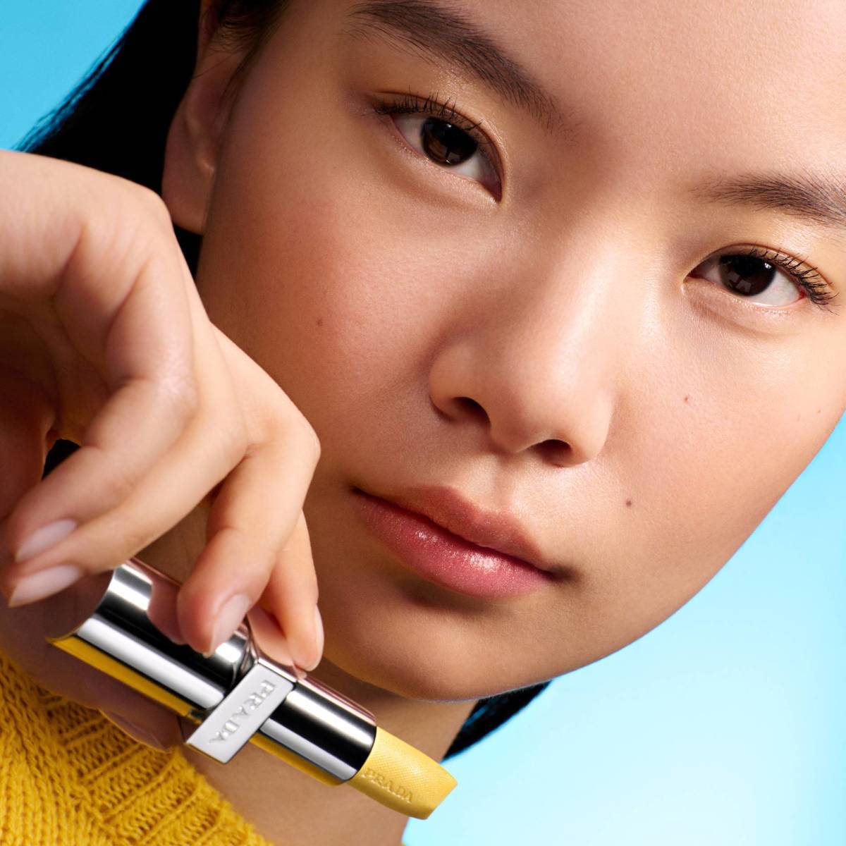 PRADA BEAUTYの人気リップにゴールドを纏える新色が登場