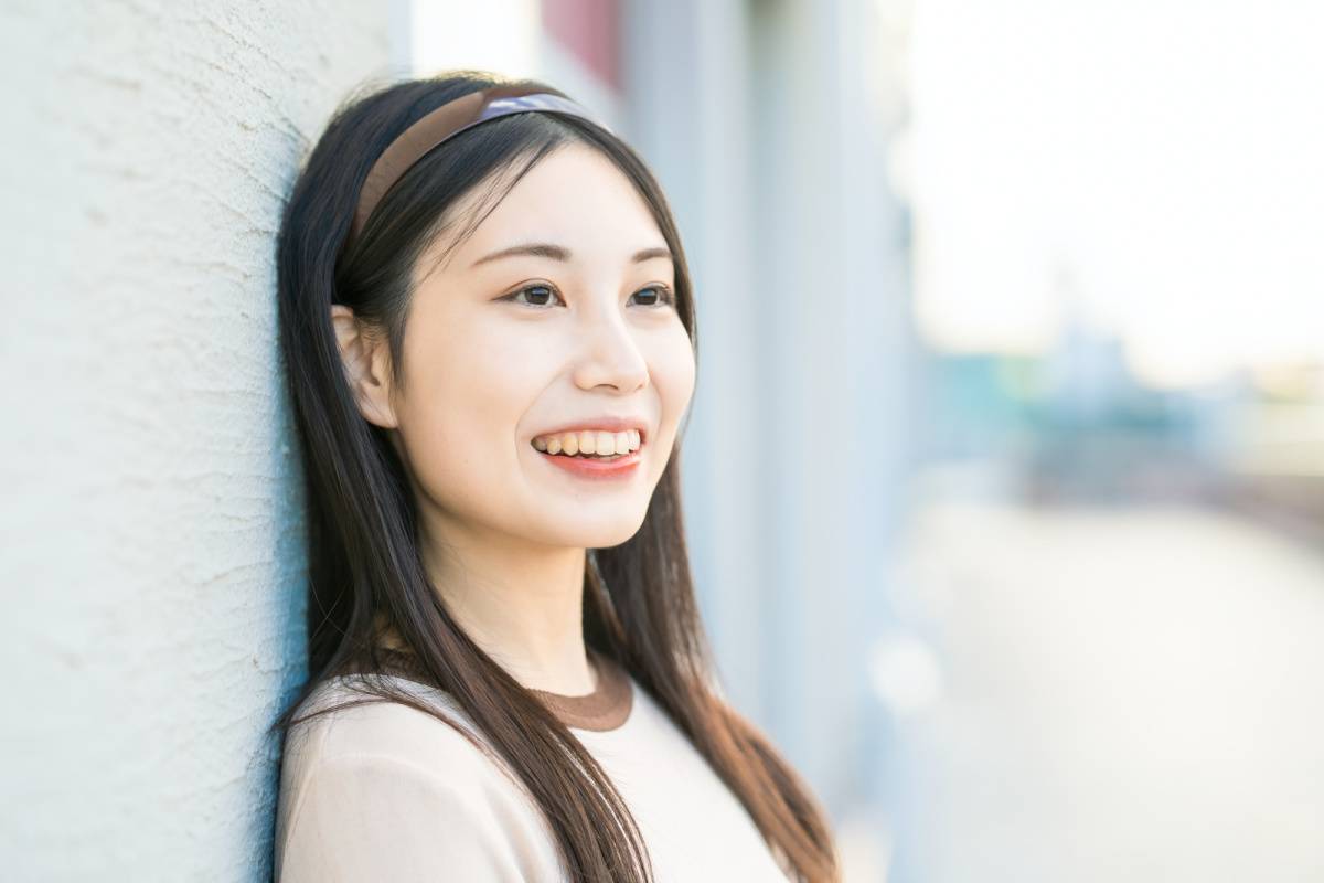 カチューシャを付けた女性