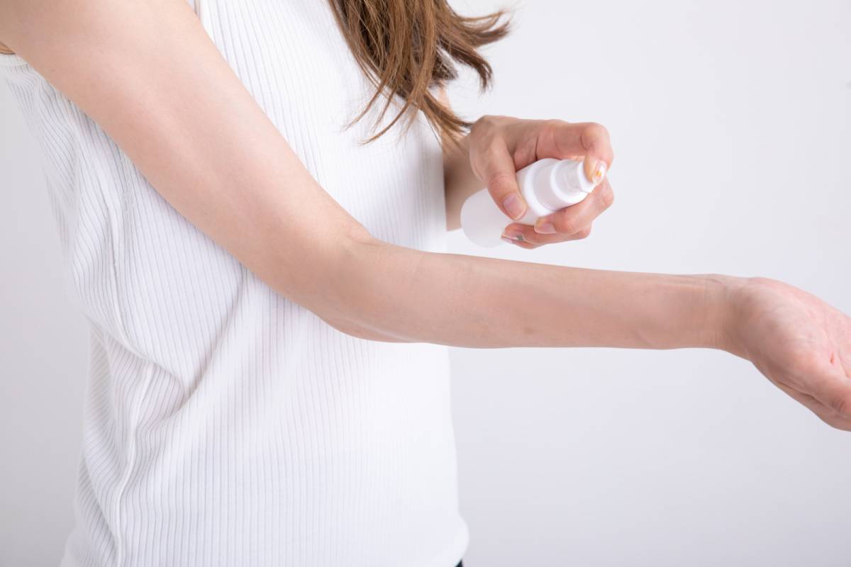 ボディミストを使う女性