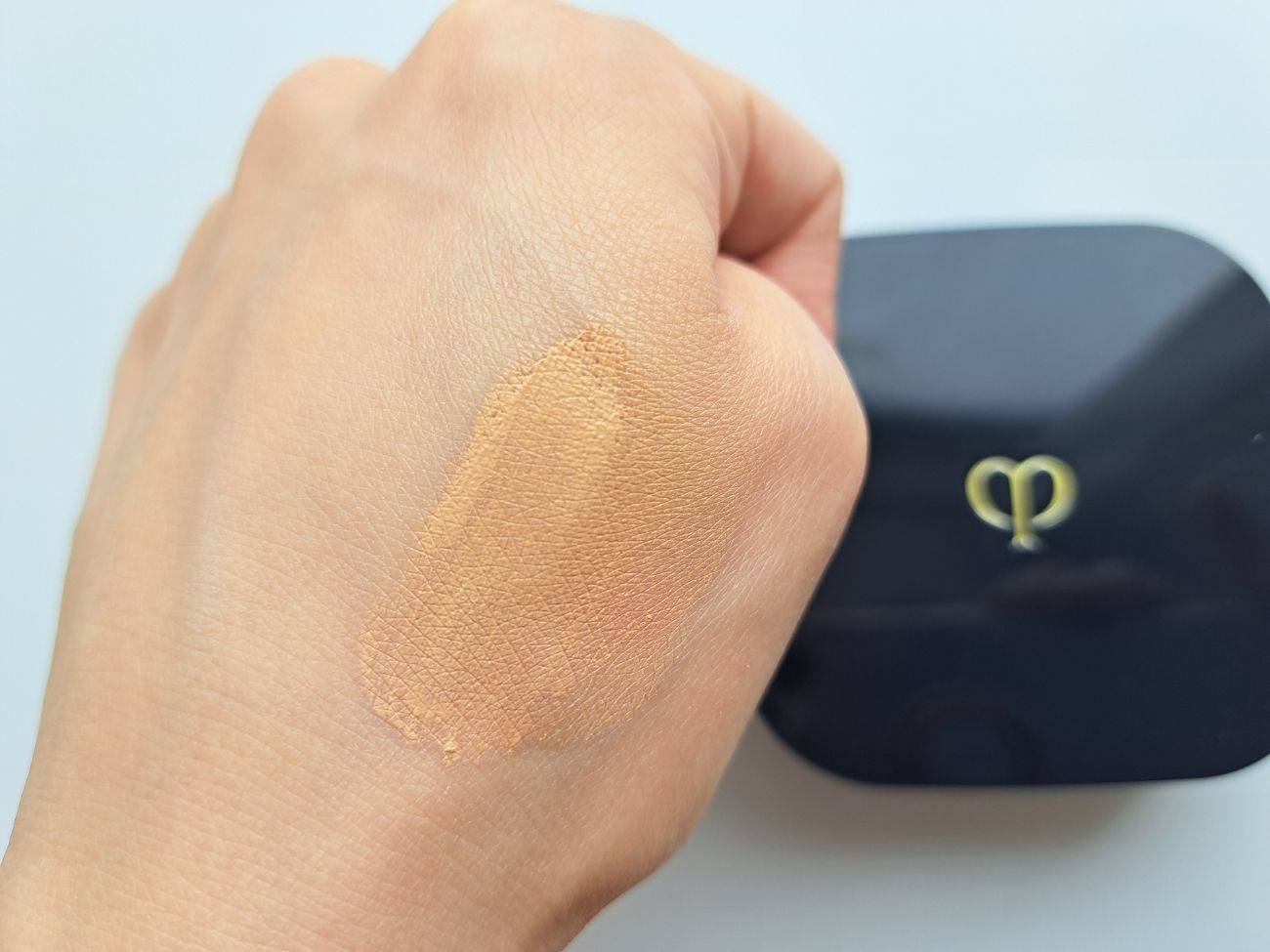 クレ・ド・ポー ボーテ タンクッションエクラ ナチュレルの手元スウォッチ