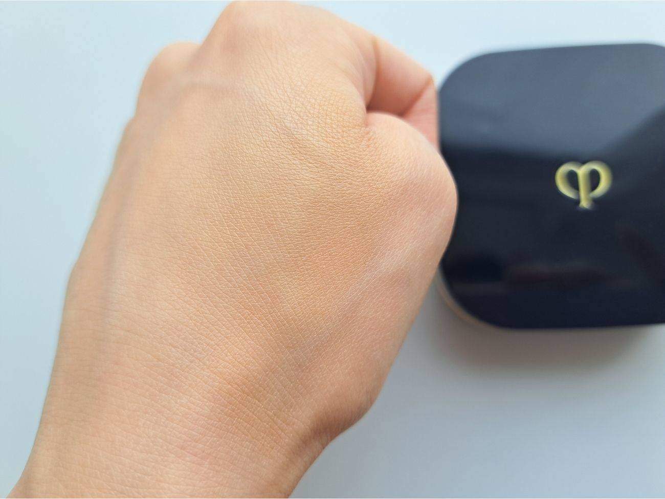 クレ・ド・ポー ボーテ タンクッションエクラ ナチュレルの手元スウォッチ
