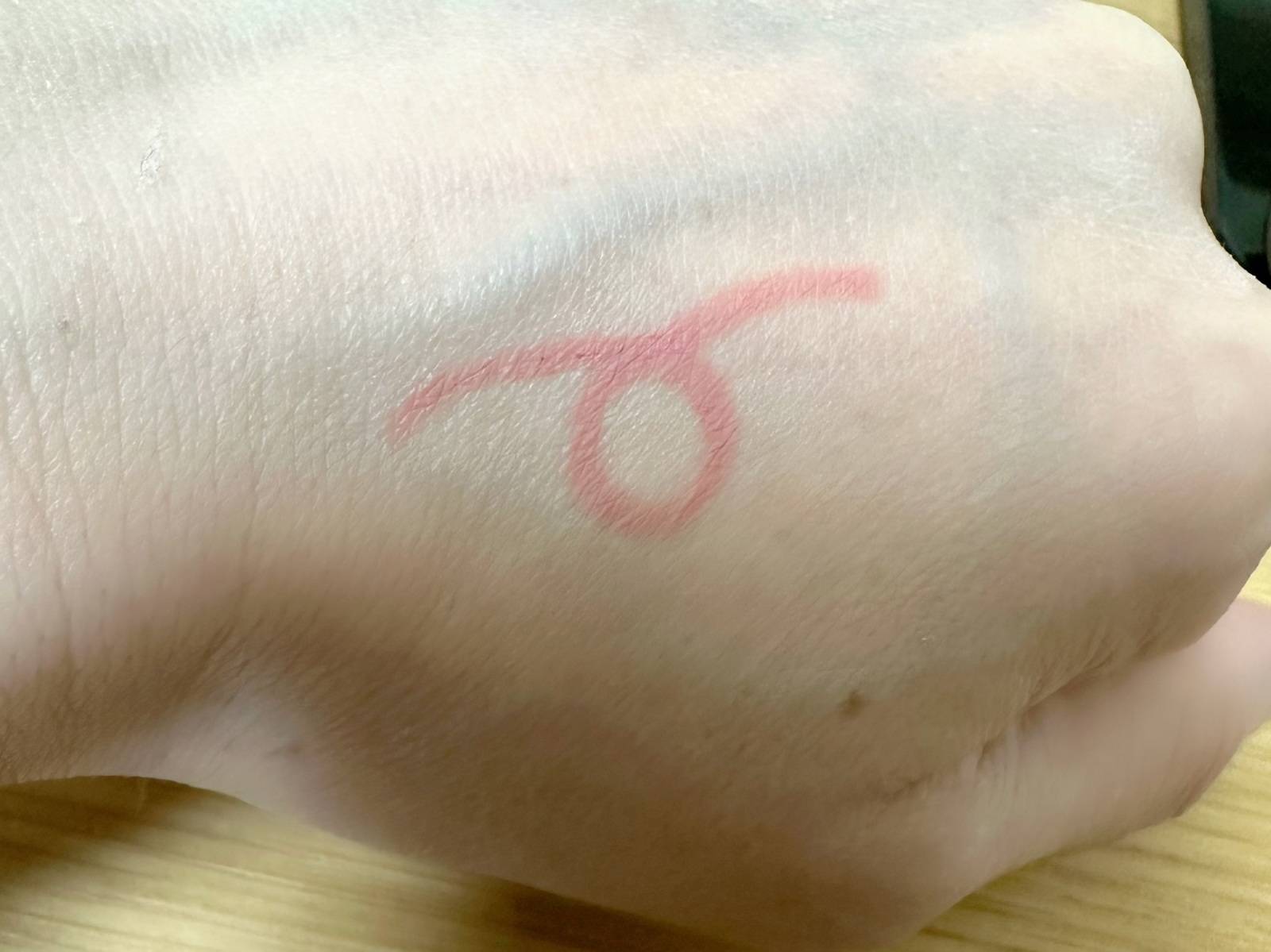 リップライナーを手の甲にスウォッチした画像