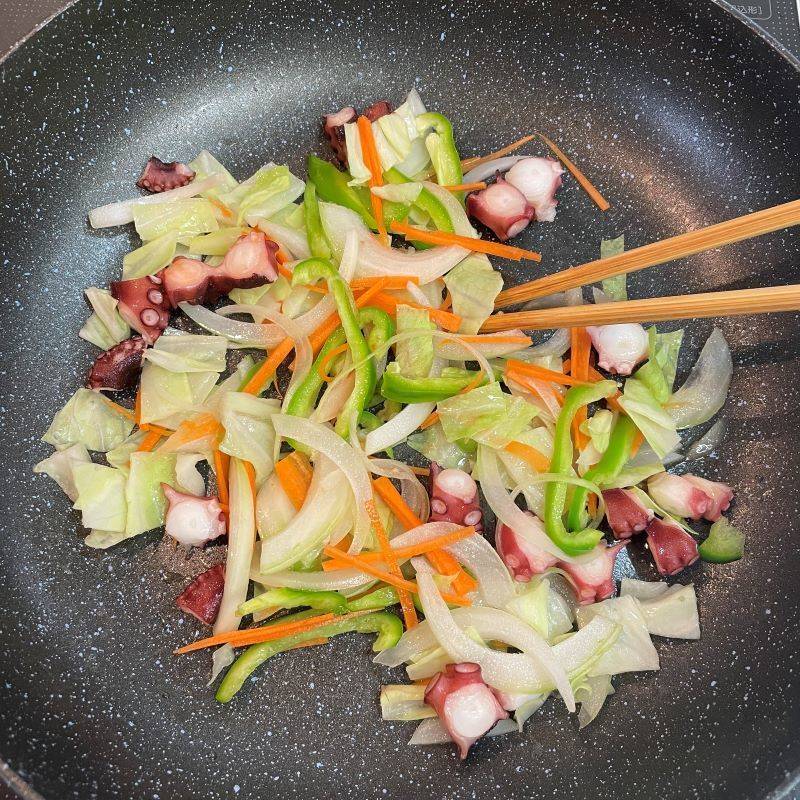 焼そばページ やさしごはん】塩焼きそば - イオンのプライベートブランド