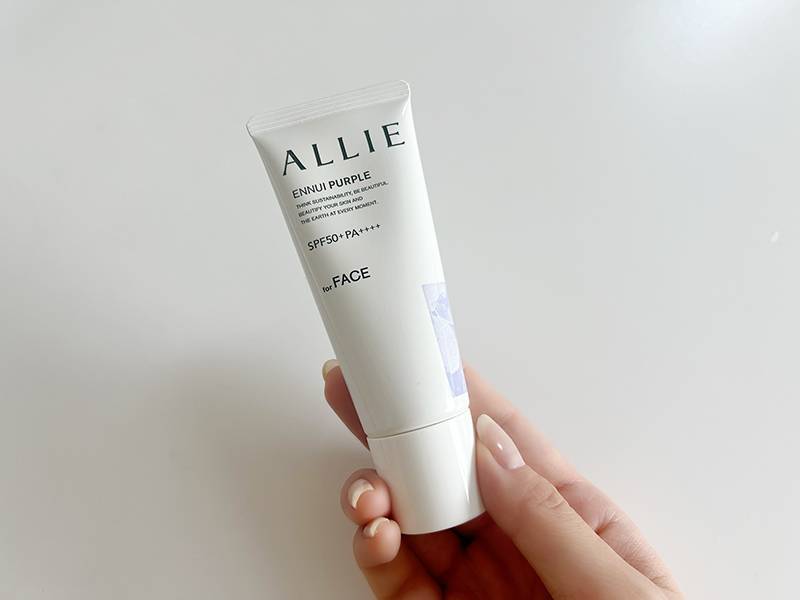 アリィーカラーチューニングUVを手に持った画像