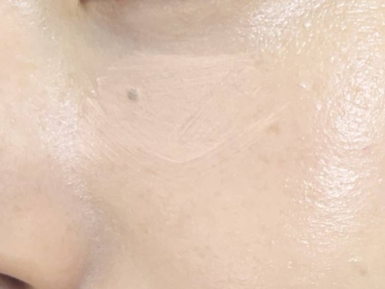 Viseeカラーデュオトリックコンシーラーを目元に塗った画像