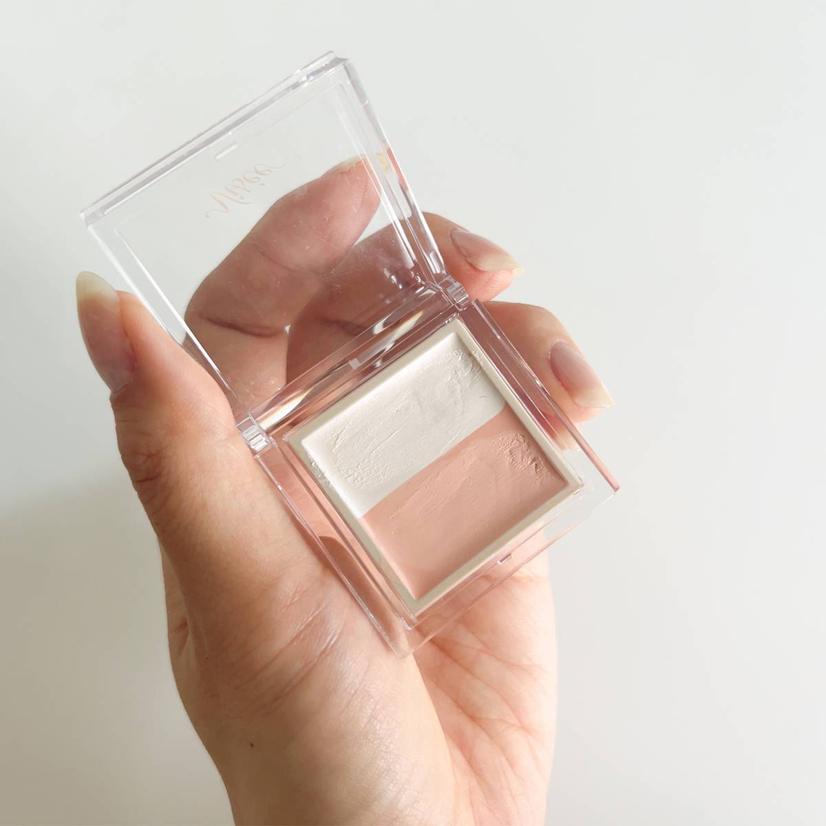 Viseeカラーデュオトリックコンシーラーを手に持った画像