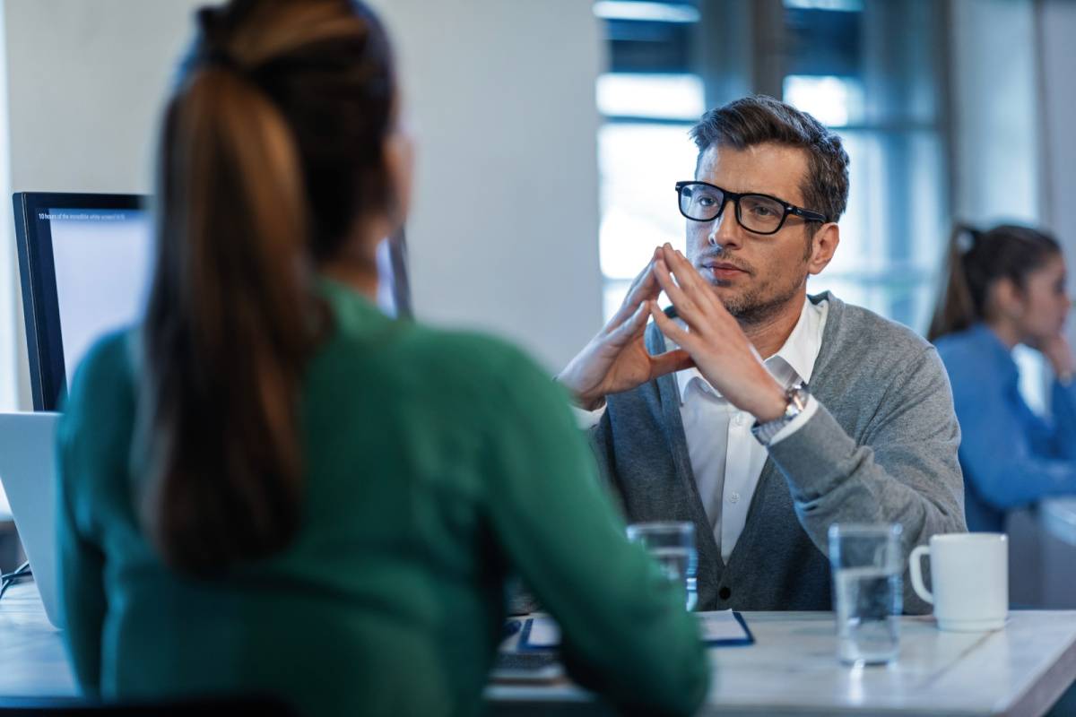 同僚の女性と話す男性