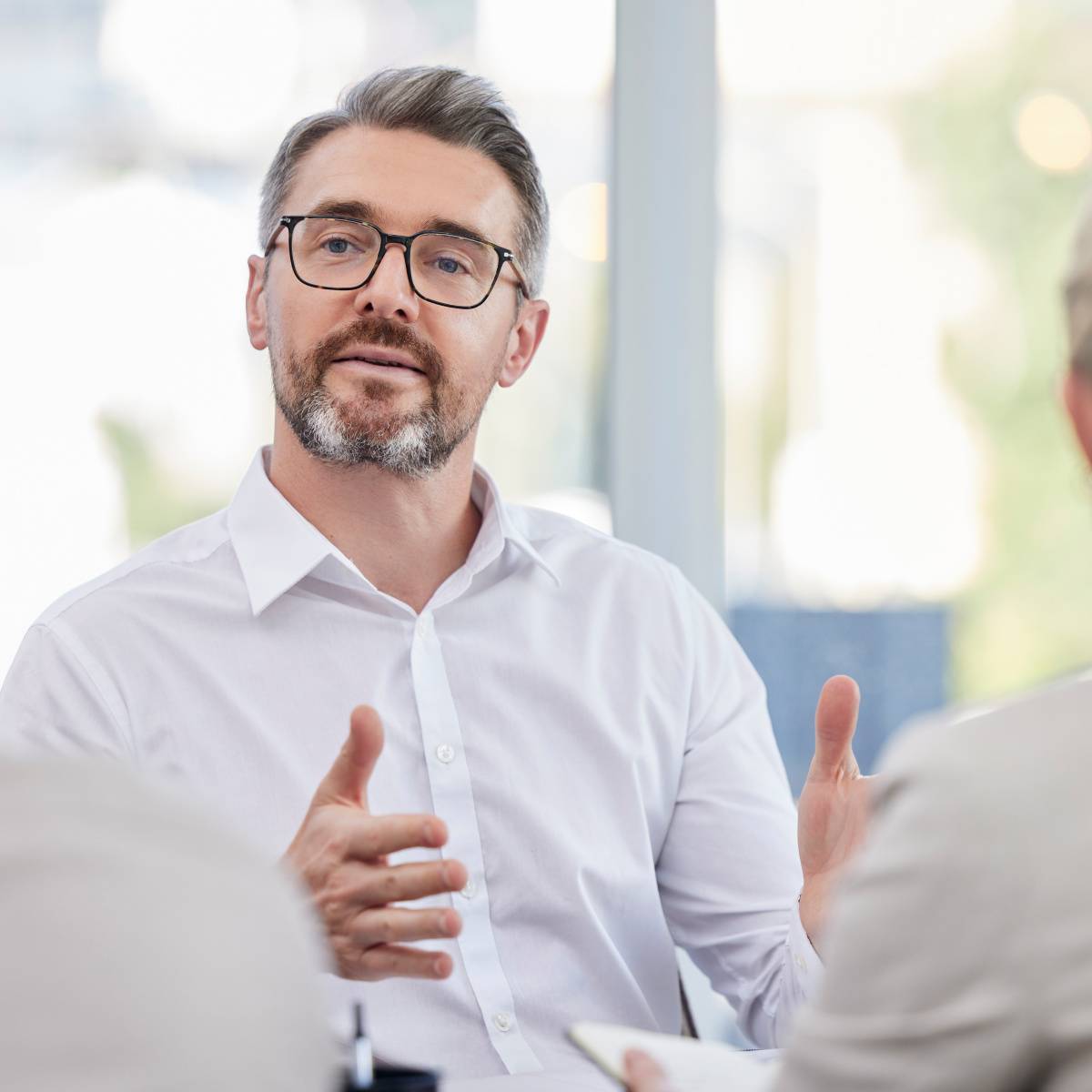 会議を仕切る男性