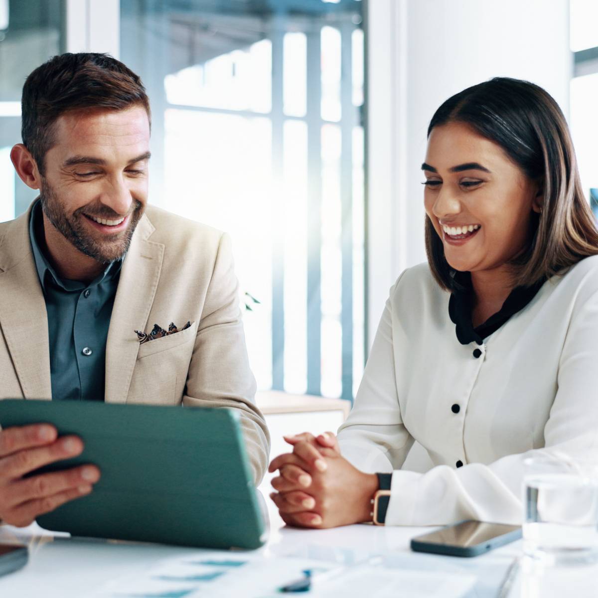タブレットを見ながら話す男女